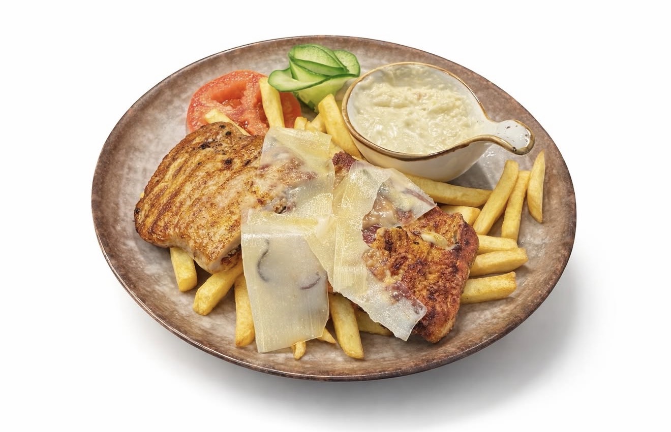 Pileći file sa parmezanom i pomfritom